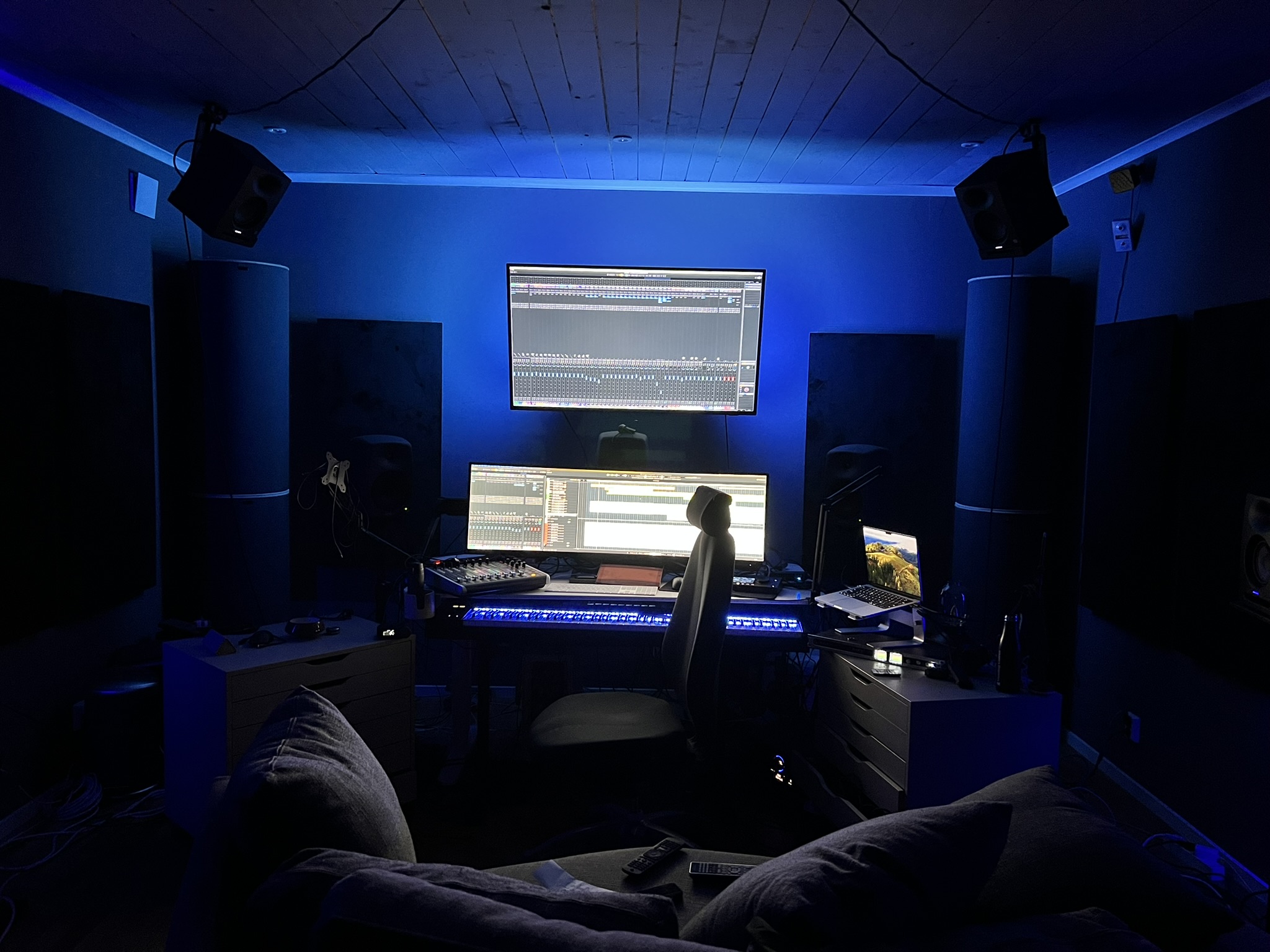 Andreas Waldetoft in studio